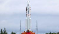 Wahana antariksa penjelajah bulan Chang'e-7 berada di atas roket pembawanya di Situs Peluncuran Pesawat Luar Angkasa Wenchang, Tiongkok.
