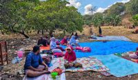 Warga terdampak gempa NTT mengungsi di lapangan di Desa Nangahale, Kabupaten Sikka