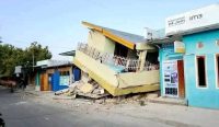 Bangunan ruko ambruk akibat gempa M 7,7 di Flores NTT