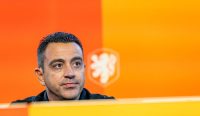 Xavi Hernandez memberikan instruksi tegas dari pinggir lapangan. Selanjutnya, pelatih anyar ini siap menerapkan Taktik Xavi di Timnas Belanda yang super ofensif demi mendominasi jagat Eropa.