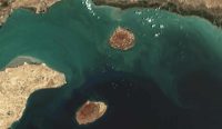 Citra satelit Pulau Hormuz, Larak, dan Qeshm di Selat Hormuz yang menjadi lokasi gempuran pasukan Amerika Serikat terhadap fasilitas peluncur roket milik Iran.