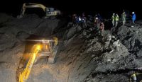 Tim relawan mengerahkan alat berat untuk membongkar gunungan lumpur yang mengubur terowongan PLTA Trishuli 3A di Nepal demi mengevakuasi ratusan pekerja yang terjebak banjir bandang mematikan.