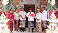 Bupati Sanjaya saat menyerahkan dokumen kependudukan program Semara Ratih di Banjar Abiantuwung Kelod, Desa Abiantuwung, Kecamatan Kediri, Tabanan, Rabu, (30/9).