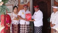 Bupati Sanjaya saat menyerahkan dokumen kependudukan program Semara Ratih di Banjar Abiantuwung Kelod, Desa Abiantuwung, Kecamatan Kediri, Tabanan, Rabu, (30/9).
