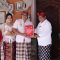Bupati Sanjaya saat menyerahkan dokumen kependudukan program Semara Ratih di Banjar Abiantuwung Kelod, Desa Abiantuwung, Kecamatan Kediri, Tabanan, Rabu, (30/9).