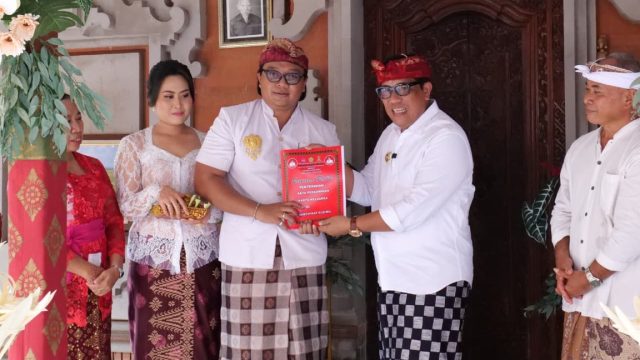 Bupati Sanjaya saat menyerahkan dokumen kependudukan program Semara Ratih di Banjar Abiantuwung Kelod, Desa Abiantuwung, Kecamatan Kediri, Tabanan, Rabu, (30/9).