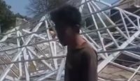 Huntara di Manggarai Timur NTT roboh akibat gempa susulan. (Dok: Screenshot video)