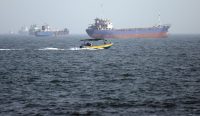 Kapal dagang berlabuh di Selat Hormuz imbas konflik AS vs Iran. Foto: Anadolu/Getty Images.
