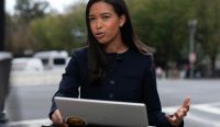 Jurnalis perempuan MS Now, Akayla Gardner, melaporkan berita sambil memegang laptop di dekat Gedung Putih imbas insiden Trump boikot media. Foto: José Luis Magaña/AP.