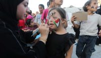 Anak-anak Palestina mengantre untuk melukis wajah di kamp pengungsian Kota Gaza, potret kepolosan yang kini terancam rencana pembersihan etnis dan pengusiran paksa oleh Israel dengan dukungan Donald Trump.