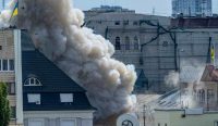 Suasana di area situs warisan dunia Katedral St Sophia di Kyiv yang terancam oleh serangan drone Rusia. Hantaman mematikan yang menargetkan markas intelijen SBU di dekatnya ini memicu eskalasi besar dalam perang Ukraina. Foto: Mark Edward Harris/ZUMA Press Wire/Shutterstock.
