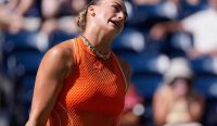 Ekspresi petenis Aryna Sabalenka yang tampak kelelahan dan terganggu saat bertanding di lapangan US Open. Di tengah sorotan ajang tenis dunia ini, muncul insiden Sabalenka ganja di mana ia mengeluhkan aroma menyengat, sementara ia harus berjuang mempertahankan ranking 1 dan di sisi lain Carlos Alcaraz tampil gemilang. Foto: Eduardo Muñoz/Reuters.