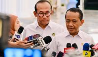 Menteri ESDM Bahlil Lahadalia dicegat puluhan mikrofon awak media di Istana Merdeka saat membeberkan instruksi Presiden Prabowo terkait ambisi Program E50 BBM demi memangkas impor energi nasional. (Foto: Istimewa)