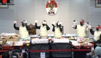 Petugas KPK memamerkan barang bukti tumpukan uang tunai miliaran rupiah di dalam koper terkait skandal korupsi HGB ATR BPN. (Kredit Foto: Istimewa)