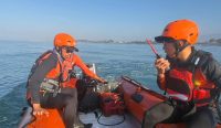 Dua personel Basarnas Bali menggunakan perahu karet tengah menyisir perairan laut Jembrana dalam operasi pencarian turis asal Polandia yang hilang terseret arus ganas di Pantai Tembles.