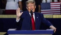 Potret Donald Trump. Sang Presiden kerap melontarkan klaim ngawur dan tak berdasar mengenai integritas pemilu, yang dituding menjadi pemicu utama fenomena Demokrasi Amerika Anjlok ke titik terendah dalam setengah abad. Kredit Foto: Alex Wong/Getty Images.