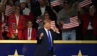 Presiden Donald Trump menari di atas panggung usai berpidato di konvensi Partai Republik di Dallas, Texas. Manuver Donald Trump pemilu sela janjikan uang tunai Rp87,7 juta. (Foto: Tony Gutierrez/AP)