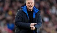 Raut wajah tegang manajer Everton, David Moyes, saat memberikan instruksi dari pinggir lapangan jelang laga reuni panas. Simak analisa Prediksi Everton vs Manchester United. Kredit Foto: Andrew Matthews/PA.