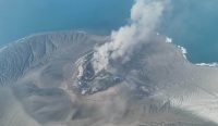 Potret udara kawah Gunung Anak Krakatau yang menyemburkan kepulan abu vulkanik eksplosif setinggi 15.000 meter ke atmosfer. Fenomena ini menjadi bagian dari serunya aktivitas enam gunung berapi erupsi bareng di Indonesia. (Kredit Foto: Indonesian Geological Agency/EPA)