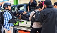 Aparat keamanan berseragam taktis membantu mengevakuasi korban Penembakan Jayawijaya dari mobil pikap ke atas tandu darurat di RSUD Wamena. Serangan brutal KKB Papua di Distrik Muliama ini menyebabkan tiga Pegawai Pemkab Jayawijaya Tewas. (Kredit Foto: Istimewa)