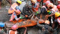 Tim penyelamat mengevakuasi penyintas banjir bandang Nepal dari dalam terowongan PLTA dalam operasi evakuasi pekerja PLTA dan bencana gletser Tibet. (Kredit: Nepal Army/Reuters)