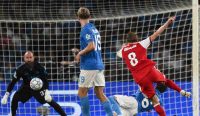 Aksi Martin Odegaard mencetak gol tunggal penentu kemenangan dalam laga sengit Liga Champions antara Arsenal vs Napoli di Stadio Diego Armando Maradona. Kredit foto: Image Photo Agency/Getty Images.