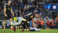 Bukti foto momen saat Pablo Rosario bergulat dan meremas bokong Erling Haaland demi menghentikan peluang hattrick dalam laga panas Liga Champions antara Porto vs Manchester City. Kredit foto: Sports Press Photo/Getty Images.