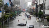 Pemandangan cuaca ekstrem yang memicu banjir parah merendam deretan mobil dan bus di sepanjang Jalan Phetchaburi, Bangkok. Foto: Rungroj Yongrit/EPA