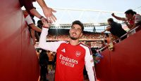 Kai Havertz tersenyum sambil melakukan tos dengan pendukung Arsenal di lorong stadion. Ketajamannya menjadi sorotan utama dalam Prediksi Sunderland vs Arsenal. Foto: Stuart MacFarlane/Arsenal FC/Getty Images.