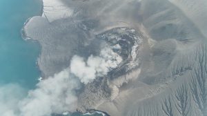 Pantauan udara kawah Gunung Anak Krakatau mengepulkan asap putih tebal ke arah laut. Erupsi Anak Krakatau ini mereda pasca letusan 25 jam, namun tetap dalam Status Siaga Krakatau Level III. Foto: Dok. PVMBG/Kementerian ESDM.