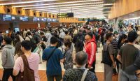 Suasana ribuan penumpang telantar yang berkumpul di terminal keberangkatan Bandara Soekarno Hatta tutup akibat seluruh penerbangan batal terkena dampak abu vulkanik dari erupsi Anak Krakatau. Foto: Donal Husni/NurPhoto/Shutterstock.