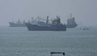 Kapal-kapal berlayar melintasi perairan Selat Hormuz di tengah memanasnya konflik Timur Tengah, kontras dengan klaim militer AS yang menyebut jalur perdagangan minyak tersebut telah aman dari cengkeraman Teheran.