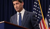 Potret Ketua The Fed Kevin Warsh di gedung Federal Reserve, Washington, pada bulan Juli. Manuver kerasnya yang membuat Suku Bunga The Fed Naik langsung memicu amarah Donald Trump dan mengancam stabilitas Rupiah. Foto: Evelyn Hockstein/Reuters. (Keyword: Suku Bunga The Fed Naik, Kevin Warsh, Federal Reserve).