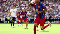 Lamine Yamal merayakan gol cepatnya untuk FC Barcelona. Performa tajam sang pemain menjadi sorotan utama dalam Prediksi Barcelona vs Feyenoord di Liga Champions. Foto: Quality Sport Images/Getty Images.