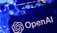 Logo OpenAI di layar yang tergeletak di atas papan sirkuit komputer bernuansa biru, menjadi sorotan di tengah kontroversi AI OpenAI terkait dugaan pencurian data pesaing dalam memecahkan masalah matematika Navier-Stokes. Foto: Dado Ruvić/Reuters.