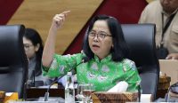 Wakil Ketua Komisi X DPR RI MY Esti Wijayati memberikan teguran keras di ruang rapat parlemen agar alih status guru PPPK menjadi PNS tidak sekadar ganti status administrasi tanpa memikirkan kesejahteraan. Keyword: Alih Status Guru PPPK, Guru PPPK Jadi PNS, MY Esti Wijayati. Kredit Foto: Istimewa/DPR RI.