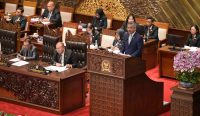 Menteri Keuangan Suahasil Nazara berpidato di podium Rapat Paripurna DPR RI di Senayan, Jakarta, mewakili pemerintah dalam pengesahan mega-anggaran APBN 2027 yang mencatatkan rekor belanja Rp4.106,3 triliun. (Kredit Foto: Kementerian Keuangan)