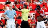 Wasit Michael Oliver mengesahkan gol kontroversial Erling Haaland setelah tinjauan VAR yang merugikan tuan rumah, menjadi catatan kelam jelang ulasan Prediksi Manchester United vs Brighton. Kredit Foto: Jason Cairnduff/Action Images/Reuters.