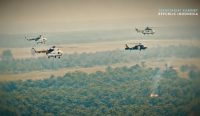 Empat helikopter bermanuver menembus kabut asap tebal untuk melakukan pengeboman air (water bombing) di lahan gambut sebagai langkah masif penanganan karhutla. (Foto: BPMI Setpres/Akun Media Sosial @sekretariat.kabinet)