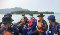 Personel Satpolairud Lampung Selatan dan Tim SAR gabungan mengenakan pelampung berada di atas perahu karet saat menyisir perairan Pulau Sebesi dalam operasi pencarian 5 wartawan hilang Selat Sunda. (Foto: Dok. Satpolairud Polres Lampung Selatan)