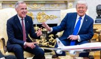 PM Kanada Mark Carney (kiri) tertawa bersama Presiden AS Donald Trump di Ruang Oval di tengah memanasnya perang dagang Mark Carney lawan Trump. Foto: Shawn Thew/EPA.