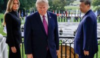 Presiden Donald Trump bersama Melania Trump dan Presiden China Xi Jinping berekspresi serius di balkon Gedung Putih, di tengah kontroversi manuver tawaran Senjata AS. Foto: Evan Vucci/Reuters.