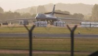 Pesawat pengebom B-1B Lancer AS terparkir di landasan pacu RAF Fairford yang dijaga ketat menyusul ancaman Teror Pangkalan Militer AS. Foto: Toby Shepheard/Reuters