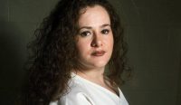 Potret Christa Pike pada tahun 2002 dengan tatapan kosong ke arah kamera. Ia adalah terpidana yang memicu kontroversi di mana rencana eksekusi mati Christa Pike tetap dilanjutkan oleh Tennessee meski ia memiliki riwayat masa kecil yang penuh kekerasan. (Kredit Foto: Lisa Nipp/AP)