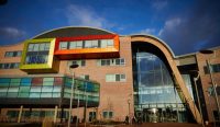 Tampak depan gedung fasad warna-warni Rumah Sakit Anak Alder Hey di Liverpool, fasilitas medis yang membuka klinik penanganan kasus Ketamine Bladder pertama di Inggris untuk remaja. Kredit Foto: Mark Waugh/Alamy.
