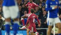 Striker Liverpool Alexander Isak melompat merayakan gol ke gawang Ipswich Town, modal krusial lini serang The Reds jelang laga Prediksi Liverpool vs Atletico Madrid. (Foto: Dave Shopland/AP)
