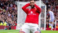 Kapten Manchester United, Bruno Fernandes, merayakan gol ikoniknya. Magis sang gelandang sangat dinantikan seperti yang diulas dalam Prediksi Manchester United vs Sabah. (Foto: Ash-Donelon/Manchester-United/Getty-Images)