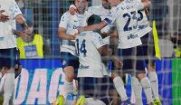 Momen selebrasi Denzel Dumfries bersama rekan setimnya setelah mencetak gol kemenangan Inter Milan pada laga April 2026, ikuti juga panasnya Serie A dalam Prediksi Genoa vs Como. (Kredit Foto: Alessio Morgese/LaPresse/Shutterstock).