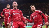 Selebrasi Alexis Mac Allister bersama Rio Ngumoha dan Milos Kerkez setelah mencetak gol Mac Allister penentu dalam laga Liga Champions Liverpool vs Atletico Madrid. Kredit foto: Robbie Jay Barratt/AMA/Getty Images.