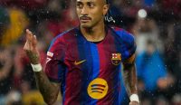 Raphinha mengangkat tiga jari saat merayakan gol hat-trick ke gawang Racing Santander mengenakan jersey Barcelona. Ketajaman sang winger menjadi faktor kunci dalam ulasan Prediksi Sevilla vs Barcelona. Kredit Foto: Alejandro García/EPA